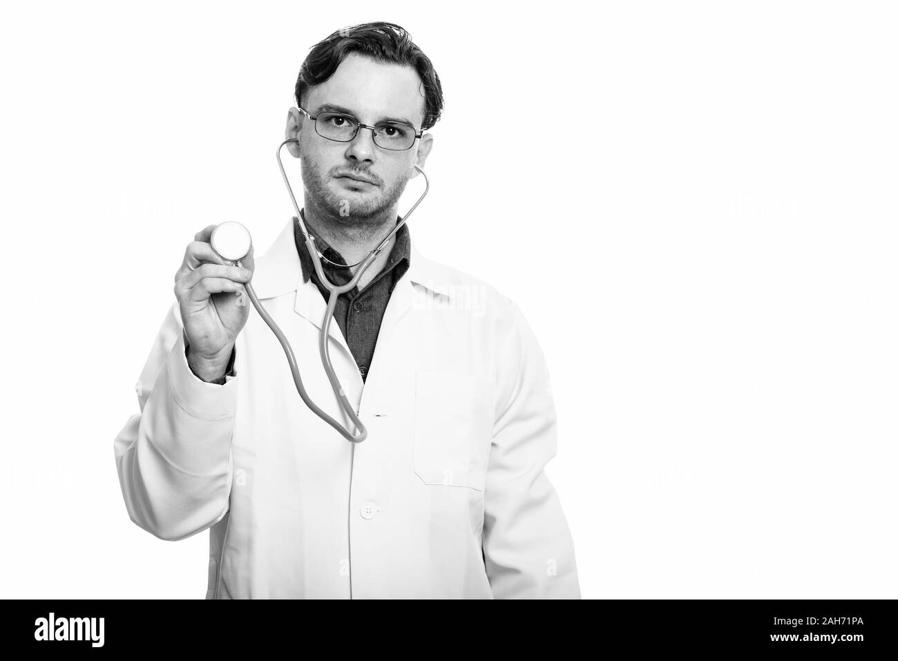 Studio erschossen der junge Mann Arzt mittels Stethoskop Stockfoto
