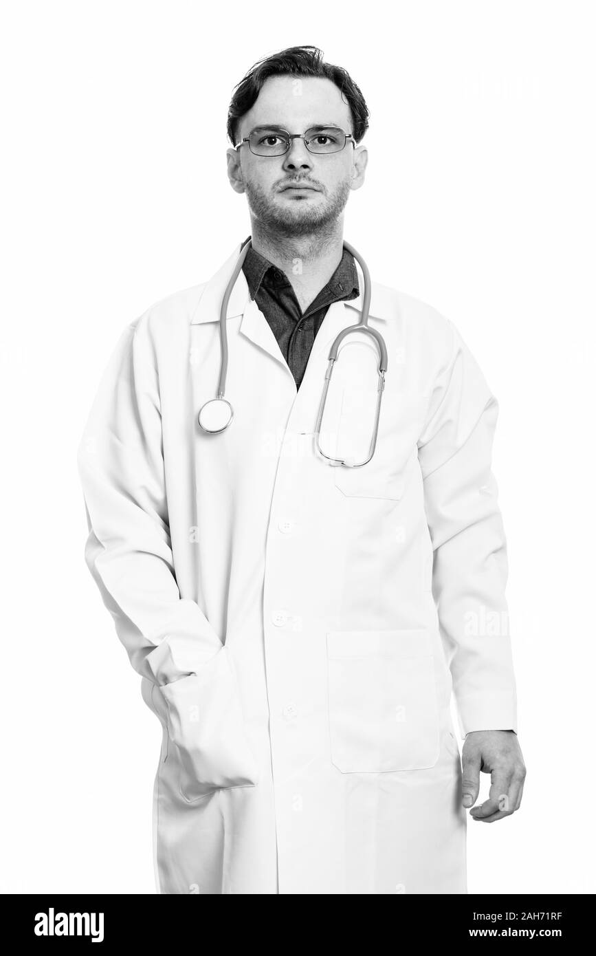 Studio erschossen der junge Mann Arzt stehen mit Hand auf Pocket Stockfoto