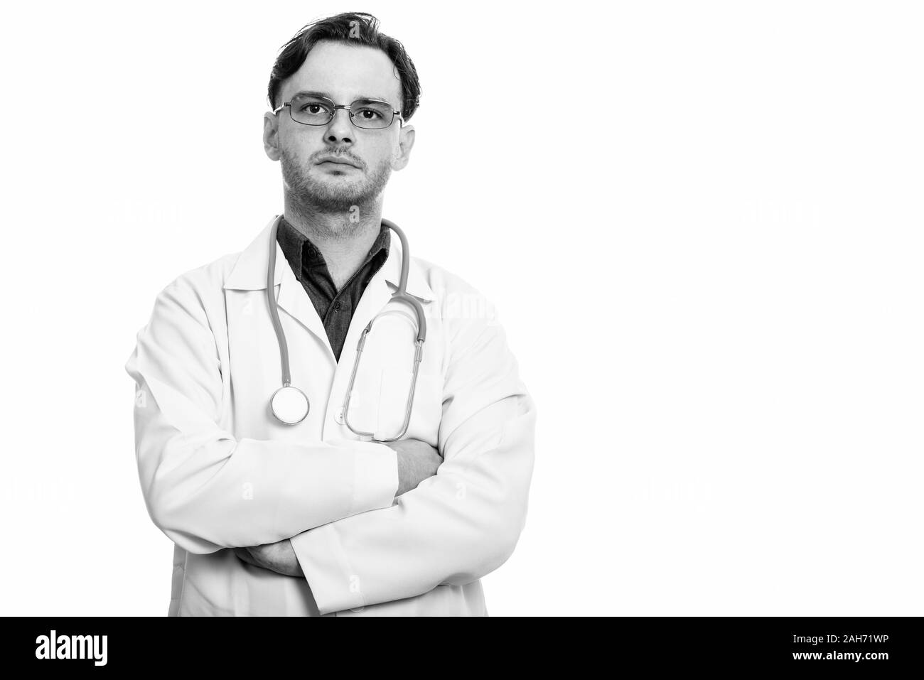 Studio erschossen der junge Mann Arzt mit verschränkten Armen Stockfoto