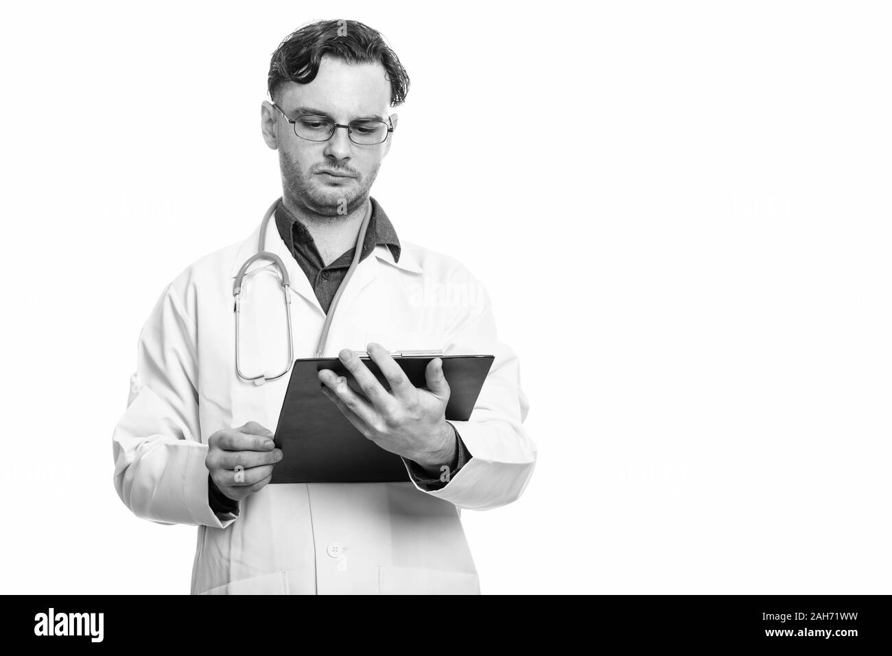 Studio erschossen der junge Mann Doktor Lesung über Zwischenablage Stockfoto