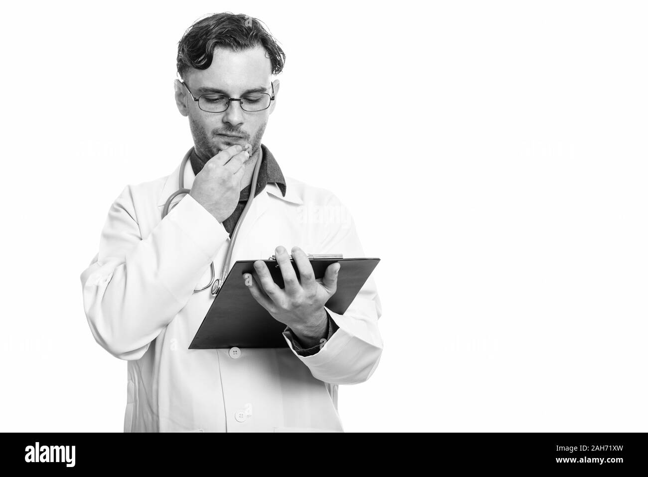 Studio erschossen der junge Mann Doktor Lesung über Zwischenablage beim Denken Stockfoto
