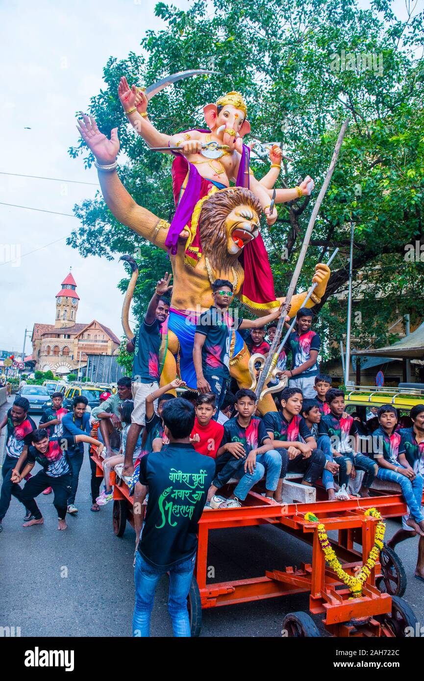 MUMBAI, INDIEN - 23 AUG 26: Indische Männer walzenhöhen Ganesh Idol während Ganesh Chaturthi Festival in Mumbai Indien am 26. August 2019 das Festival in gefeiert. Stockfoto