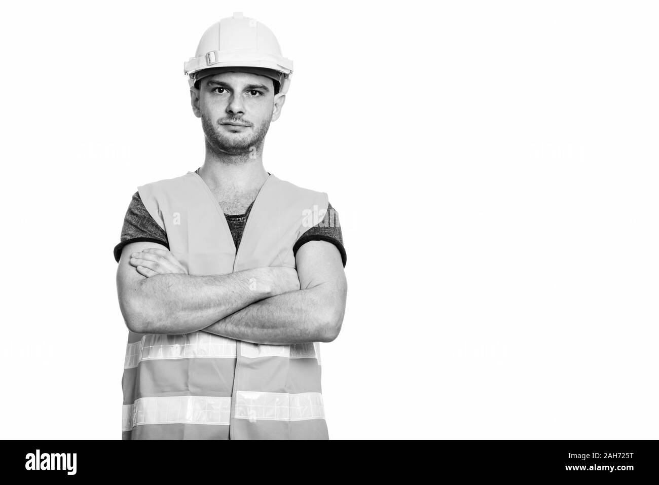 Studio shot des jungen Mannes Bauarbeiter mit verschränkten Armen Stockfoto