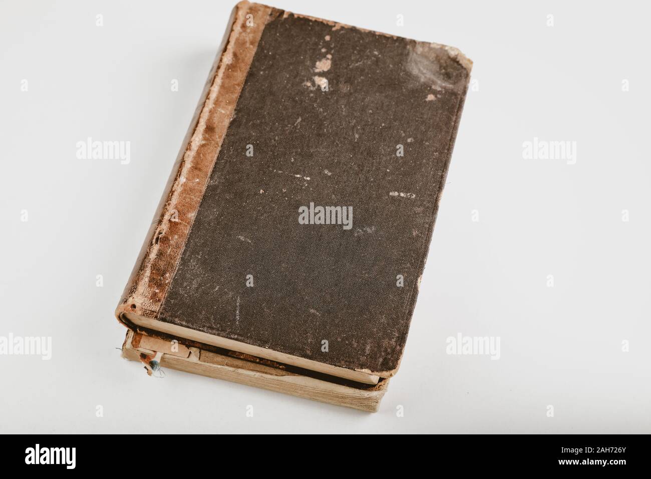 Ein ausgefranstes Alte seltene Buch mit vielen Seiten Stockfoto