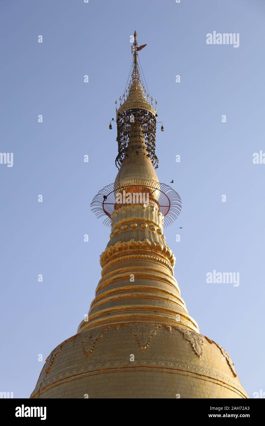 YANGON/MYANMAR - 25 Dez, 2019: Straße in der Stadt, Sule Pagode, Yangon Stockfoto