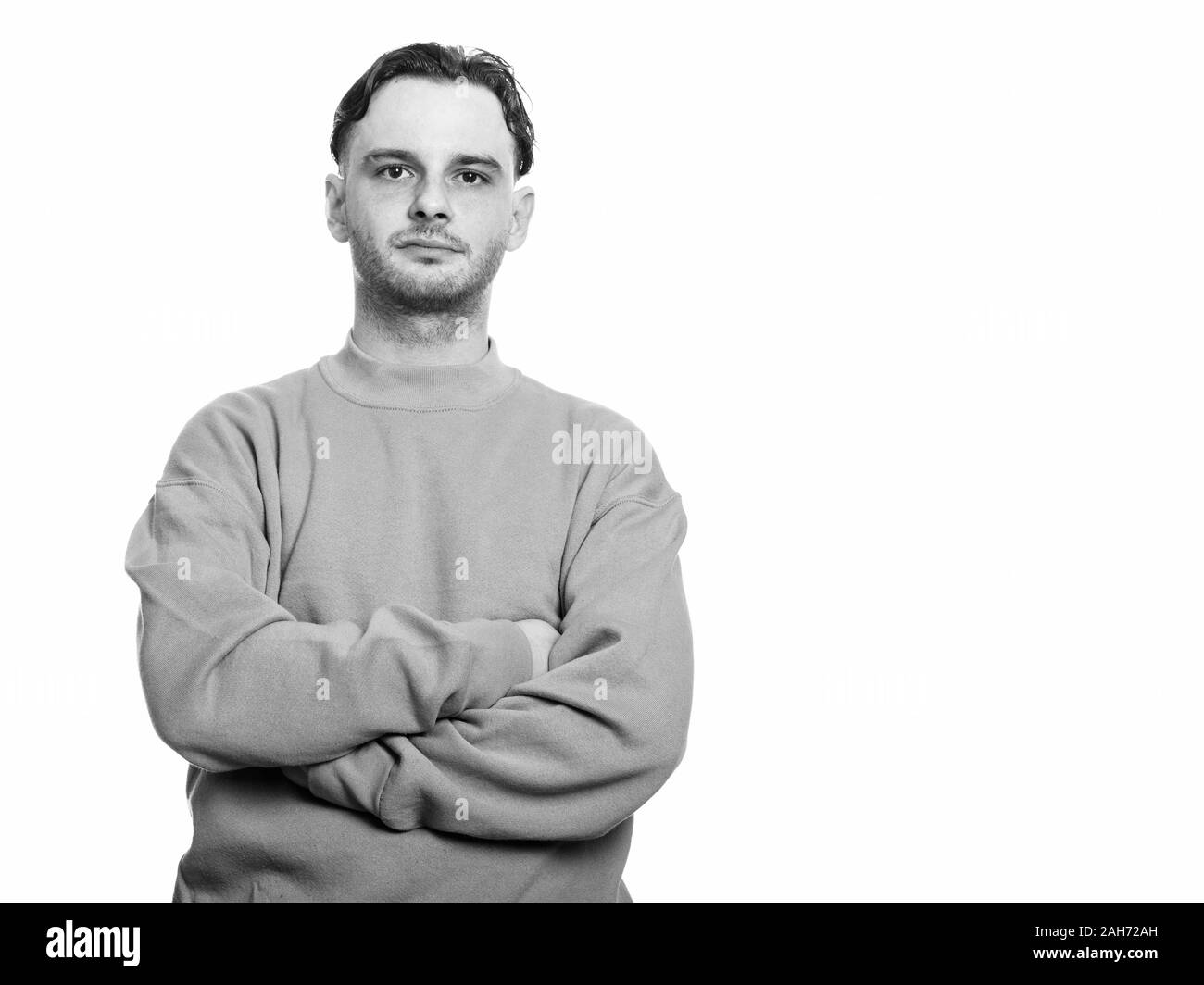 Studio shot junger Mann mit verschränkten Armen Stockfoto