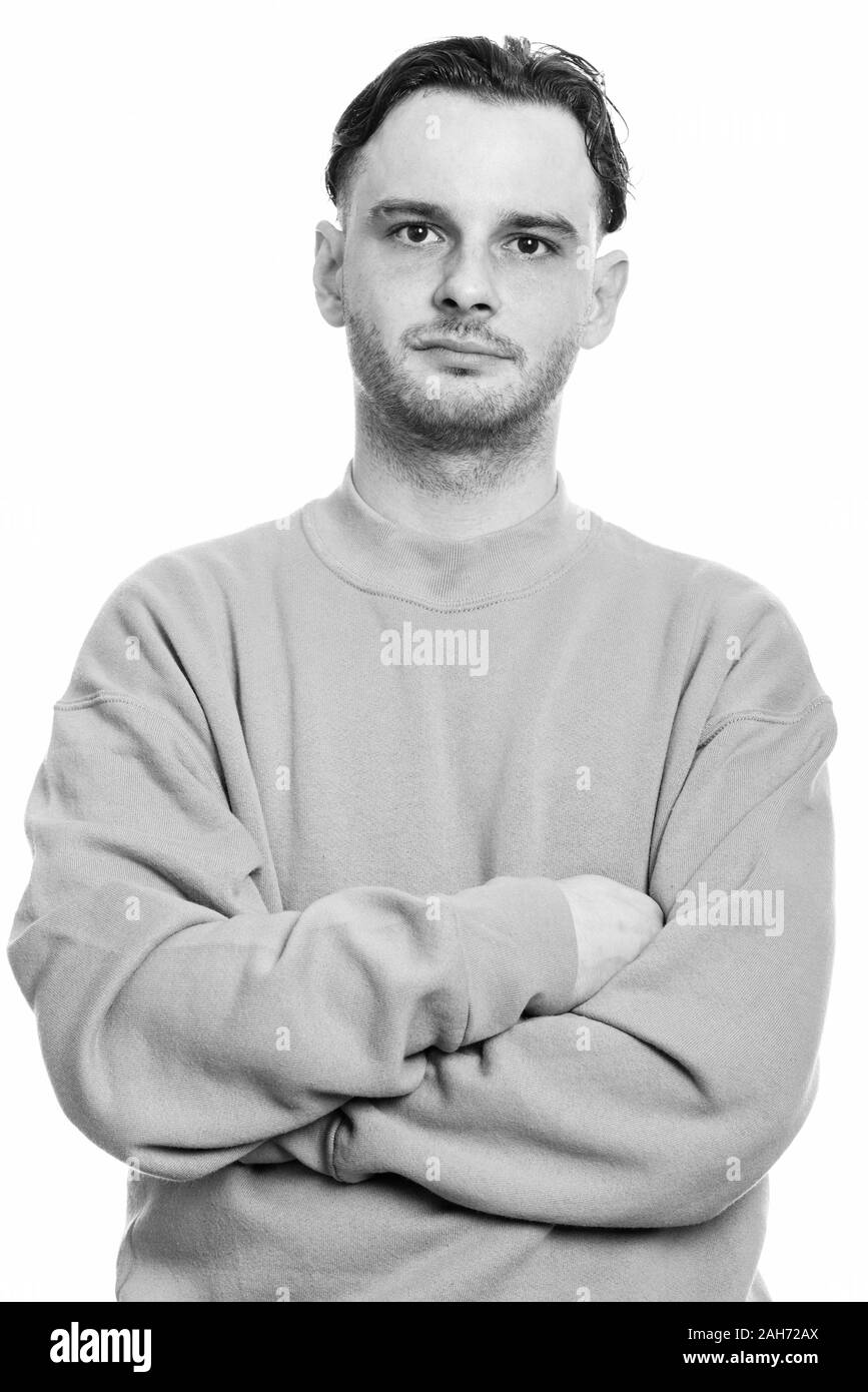 Studio shot junger Mann mit verschränkten Armen Stockfoto