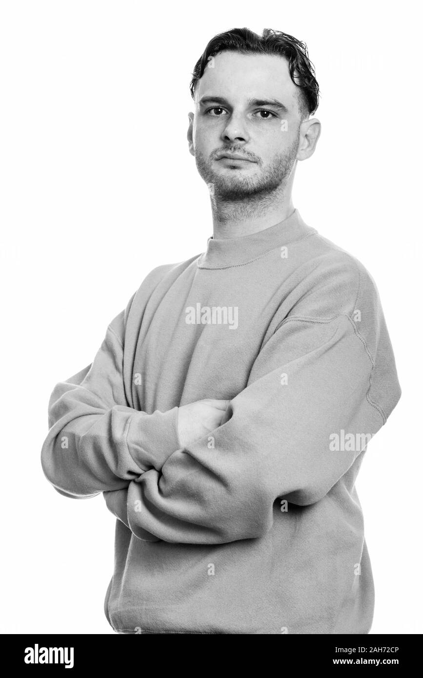 Studio shot junger Mann mit verschränkten Armen Stockfoto