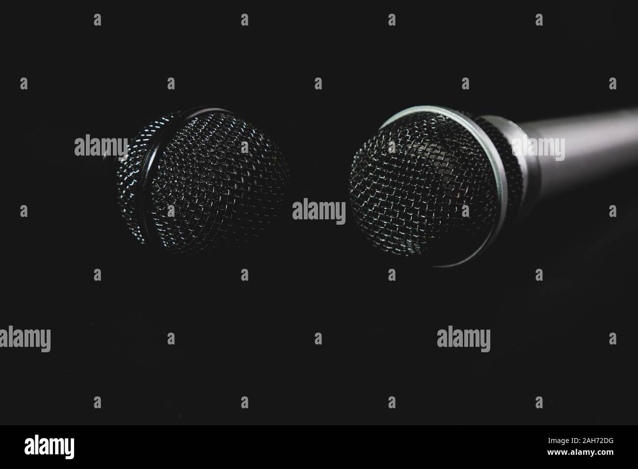 Zwei Mikrofone liegen auf einem schwarzen Hintergrund Stockfoto