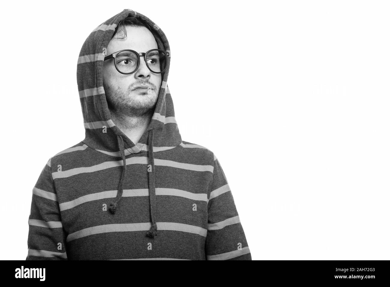 Studio shot junger Mann, Hoodie, beim Denken Stockfoto