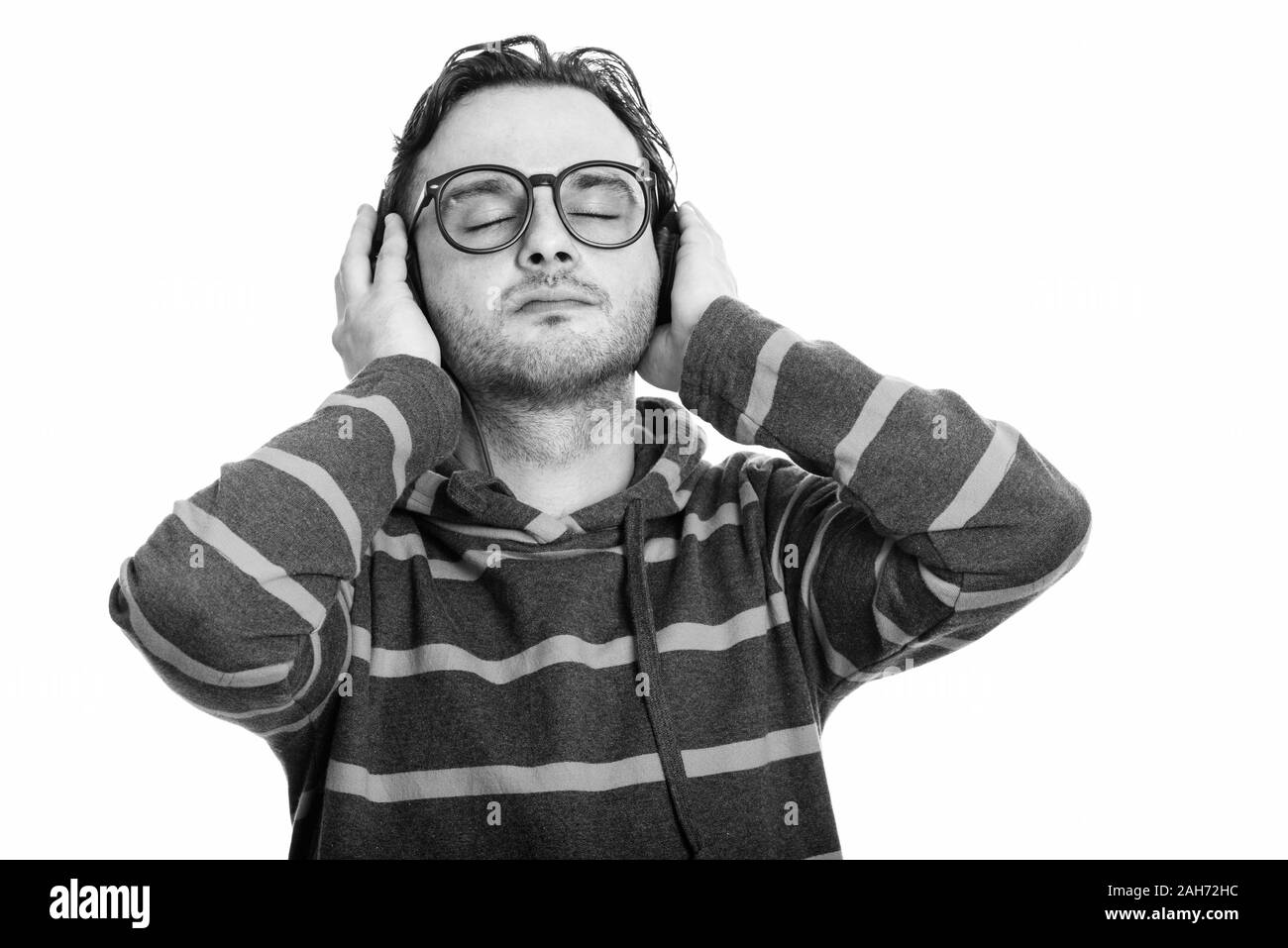 Studio shot des jungen Mannes, das Hören von Musik mit geschlossenen Augen Stockfoto