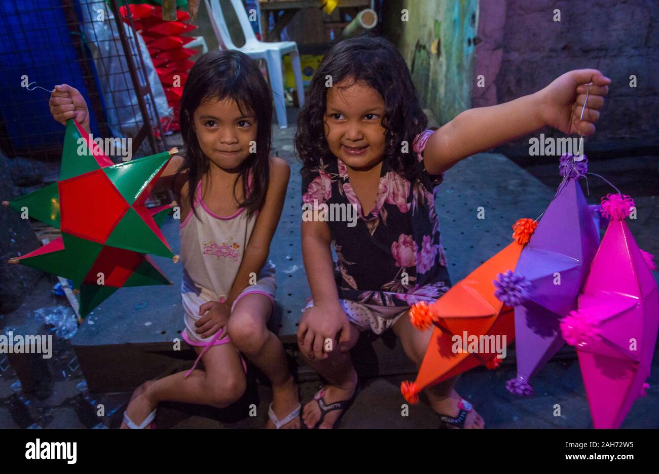 Philippinische Mädchen halten eine Laterne auf einem Weihnachtsmarkt in Las Pinas Stadt, Manila auf den Philippinen Stockfoto