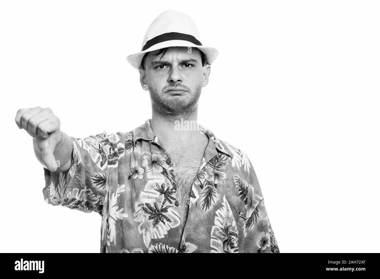 Studio shot junger Mann, umgekippt, Daumen nach unten Stockfoto