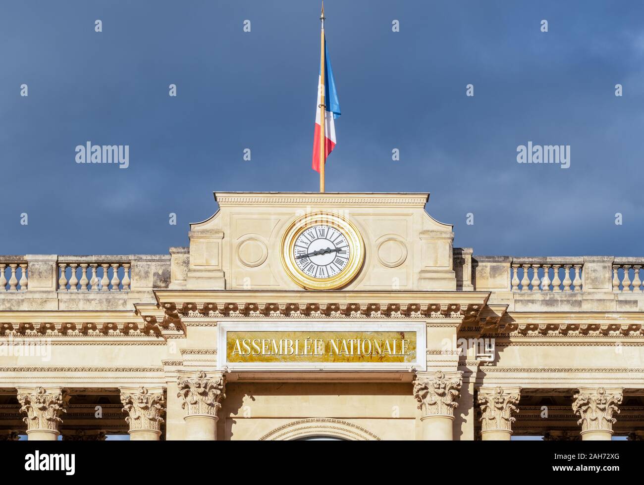 Nahaufnahme auf der Uhr des hinteren Eingang der Französischen Nationalversammlung - Paris Stockfoto