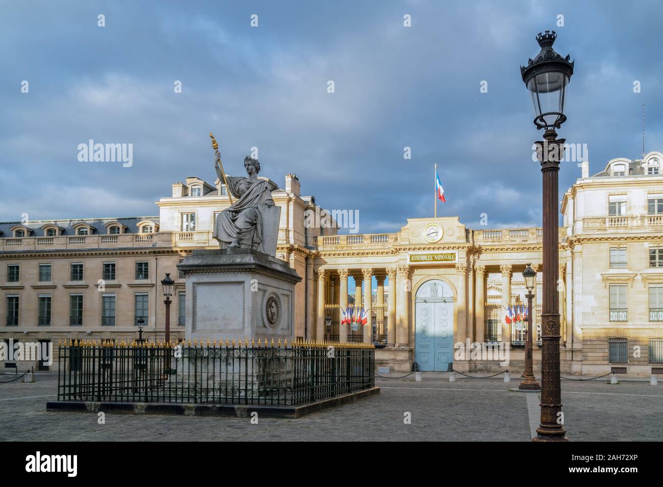 Place du Palais Bourbon und der Französischen Nationalversammlung - Paris, Frankreich Stockfoto