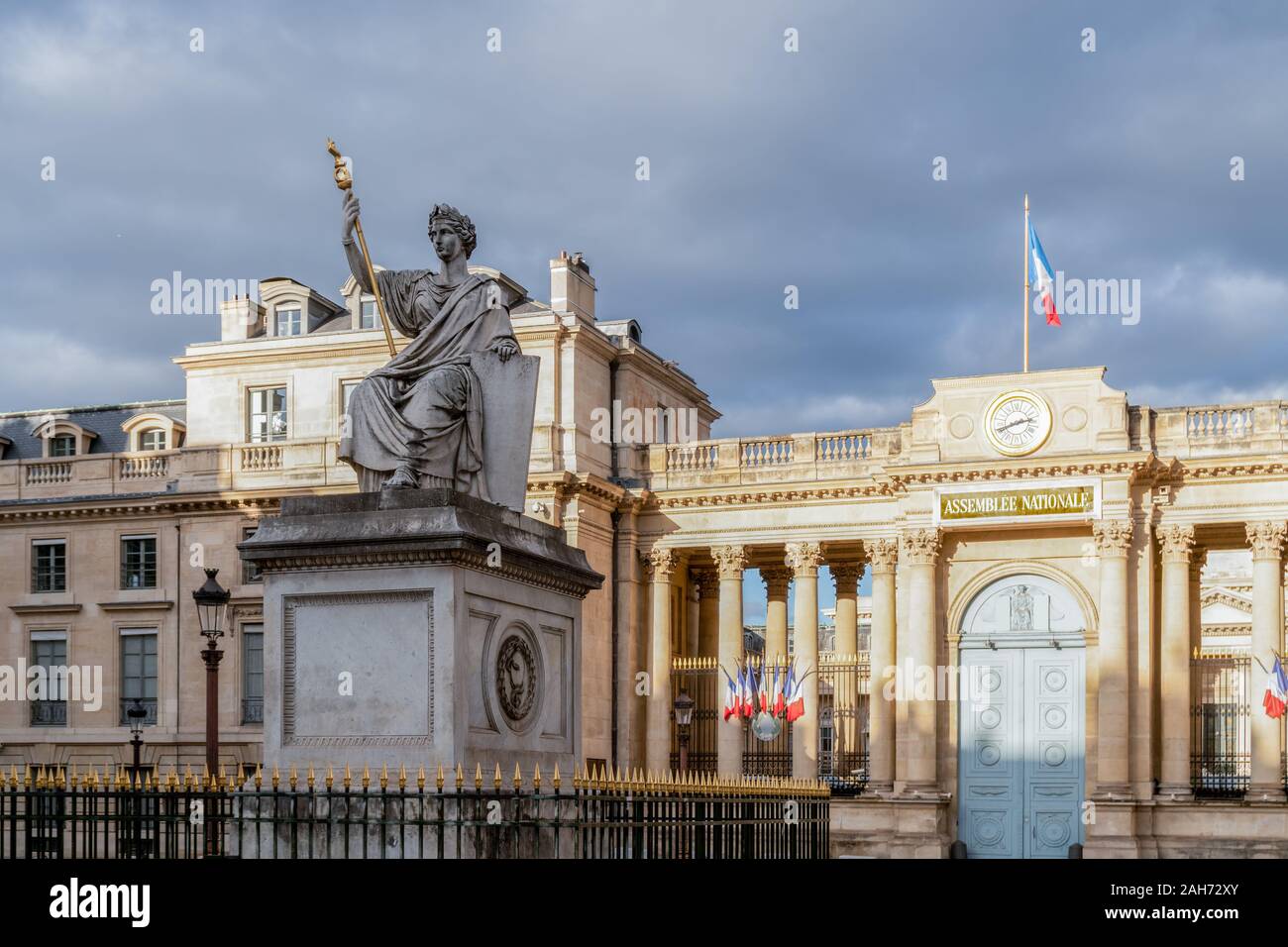 Französische Nationalversammlung mit Statue im Vordergrund - Paris, Frankreich Stockfoto