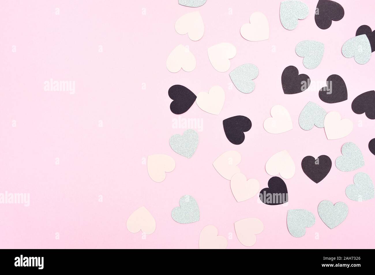 Kann für Valentinstag, Muttertag, Geburtstag. Rosa, Schwarz und Silber Papier Herzen auf rosa Hintergrund mit Platz für Ihren Text. Stockfoto