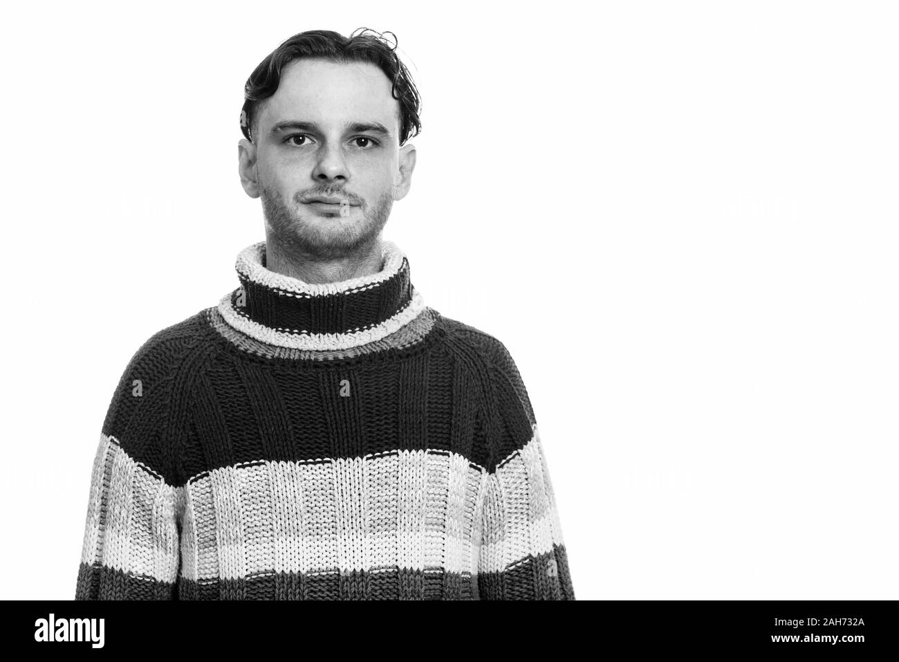 Studio erschossen der junge Mann an der Kamera auf der Suche Stockfoto