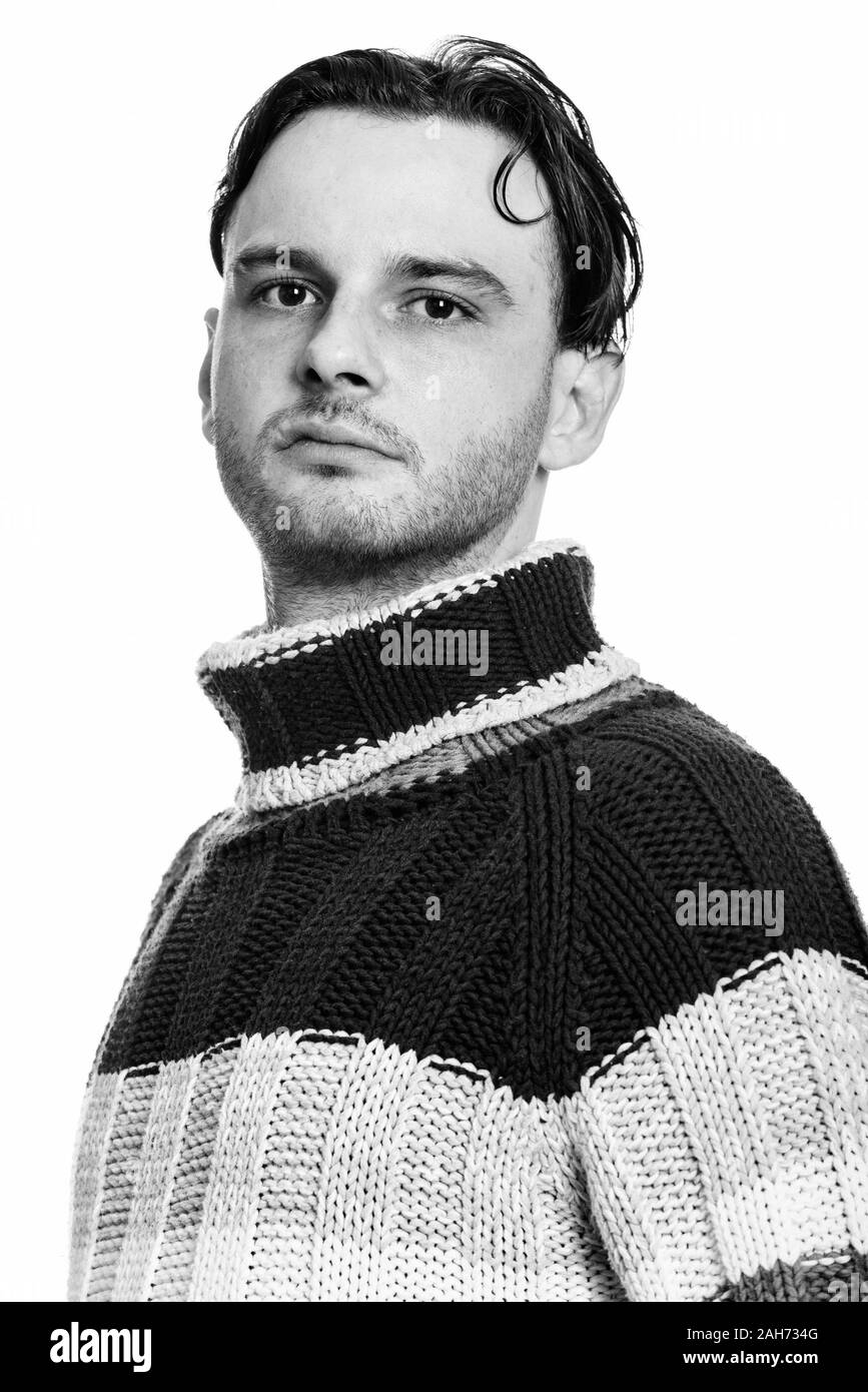 Der junge Mann an der Kamera auf der Suche Stockfoto