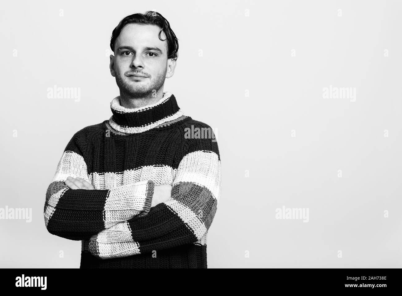 Studio shot junger Mann mit verschränkten Armen Stockfoto