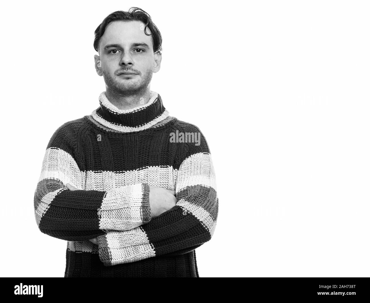 Studio shot junger Mann mit verschränkten Armen Stockfoto