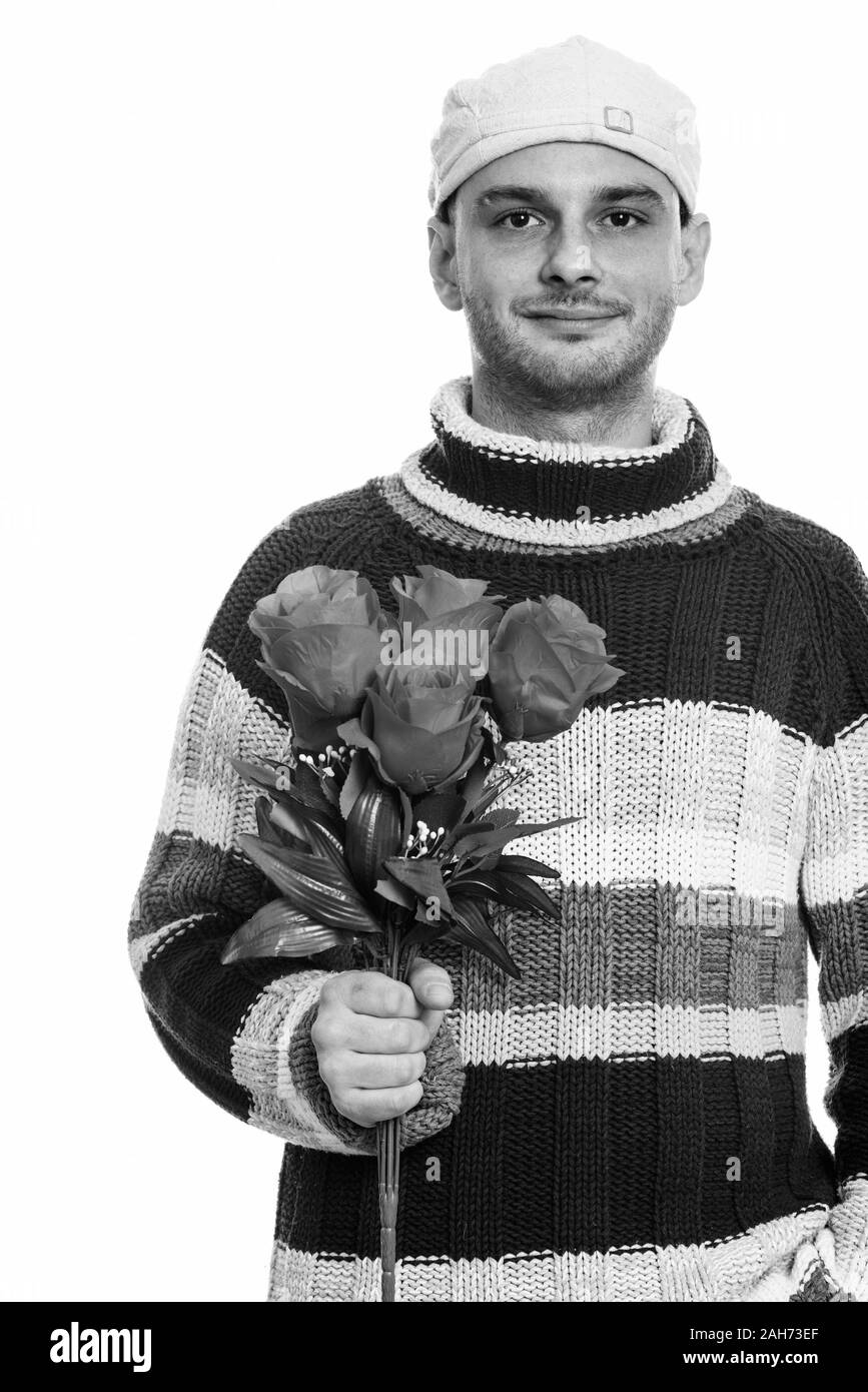Studio shot junger Mann mit roten Rosen Stockfoto