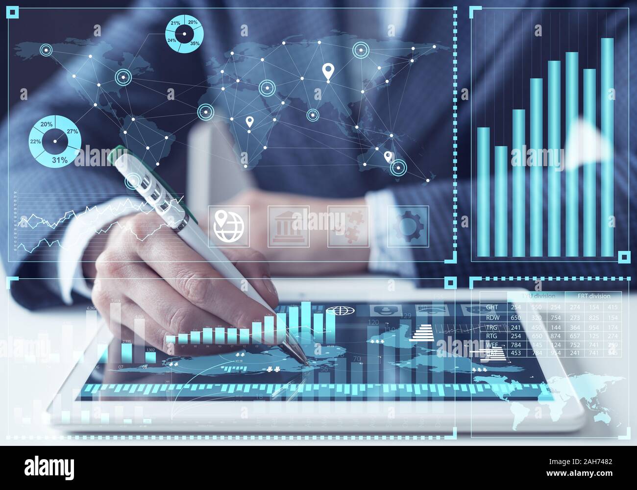 Business Analyse, Börse Analyse und finanzielle Investitionen Konzept. Digitales Marketing und Online Projekt Management. Geschäftsmann Hand Stockfoto