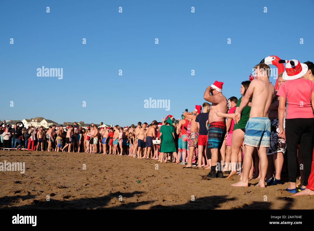 Exmouth, Devon/GROSSBRITANNIEN - 25. Dezember 2019: Hardy Schwimmer bei Exmouth Küste für den Start der jährlichen Weihnachten Morgen sammeln Schwimmen Stockfoto