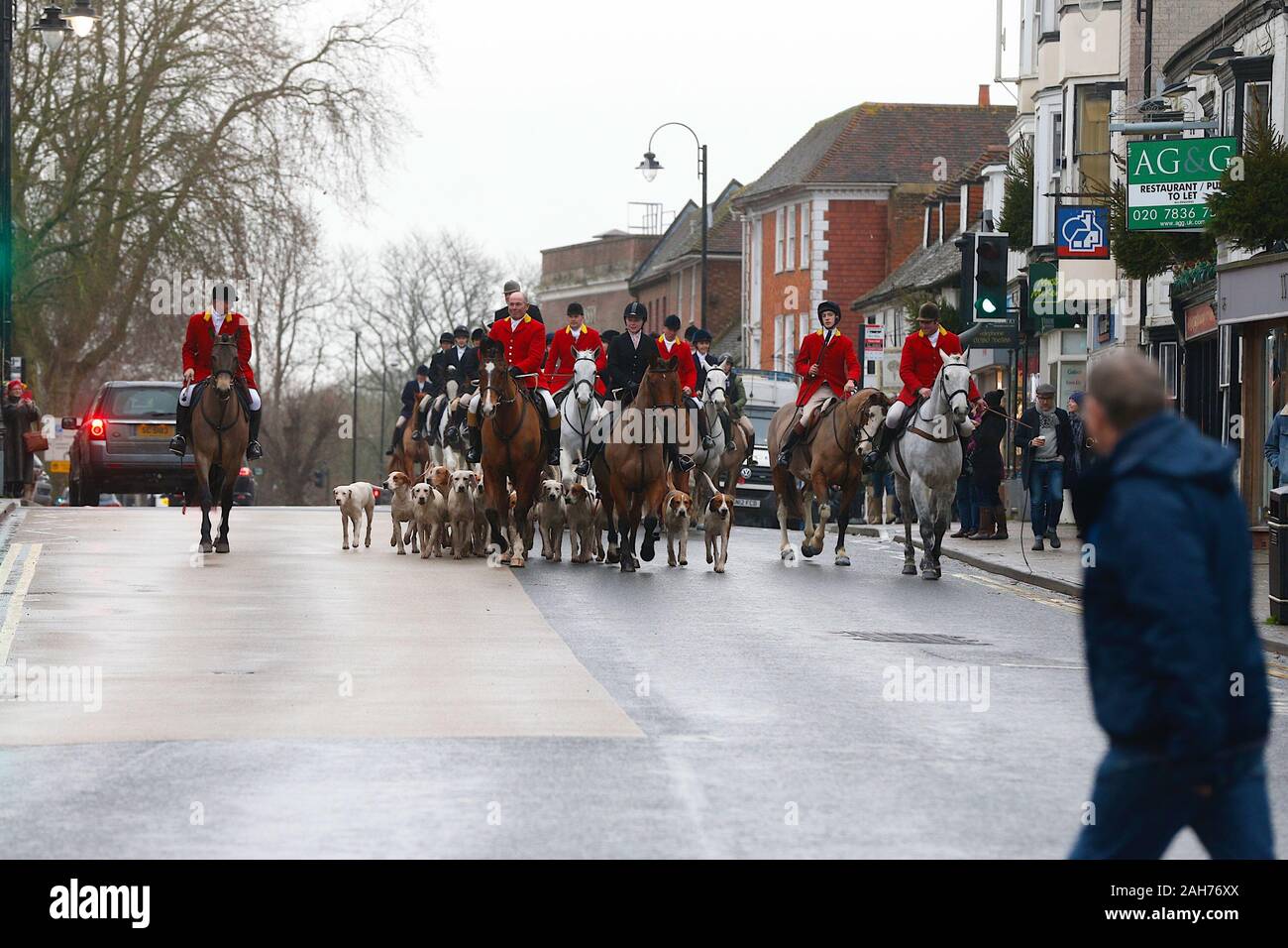 Tenterden, Kent, Großbritannien. 26. Dezember, 2019. Die jährlichen Boxing Day treffen der Ashford Tal Tickham Jagd findet im Zentrum von Tenterden in Kent. Hunde und Pferde versammeln sich in der 'Vine Inn Pub bei 11, bevor Sie die High Street zu einem verpackten Publikum bin. Das Wetter ist nass und regnerisch Regen. © Paul Lawrenson 2019, Foto: Paul Lawrenson/Alamy leben Nachrichten Stockfoto