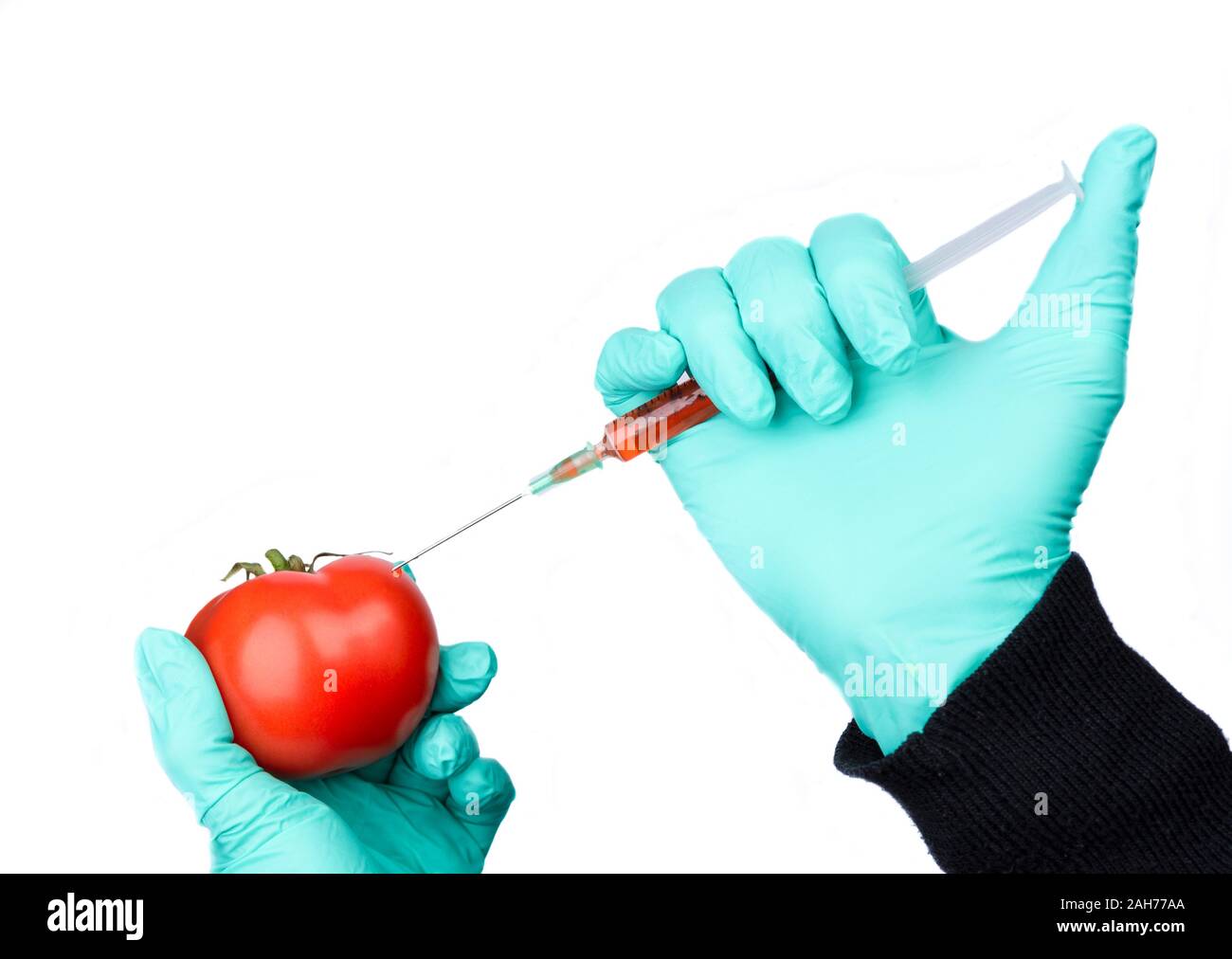 Menschliche rote Chemikalien in roten Tomaten eingespritzt wird, Pestizide  und Dngemittel und Chemikalien mit einer Spritze. Genetisch Ernhrung  Konzept modifiziert. C Stockfotografie - Alamy