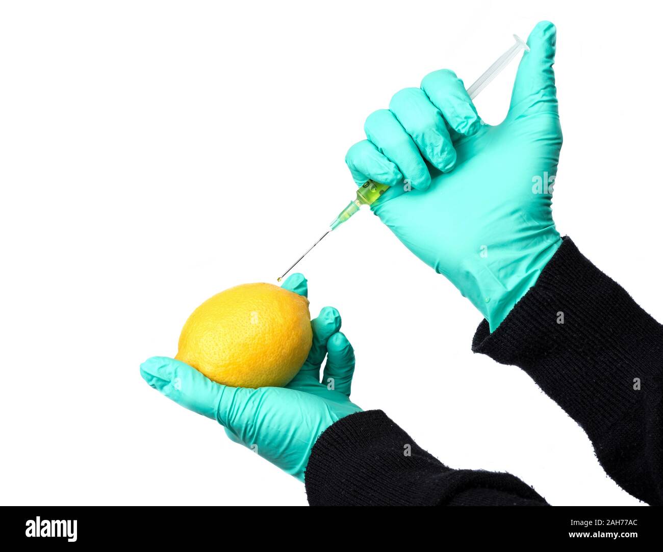 Menschliche gelb Chemikalien in gelbe Paprika eingespritzt wird, Pestizide und Düngemittel und Chemikalien mit einer Spritze. Genetisch veränderte Nahrung conc Stockfoto