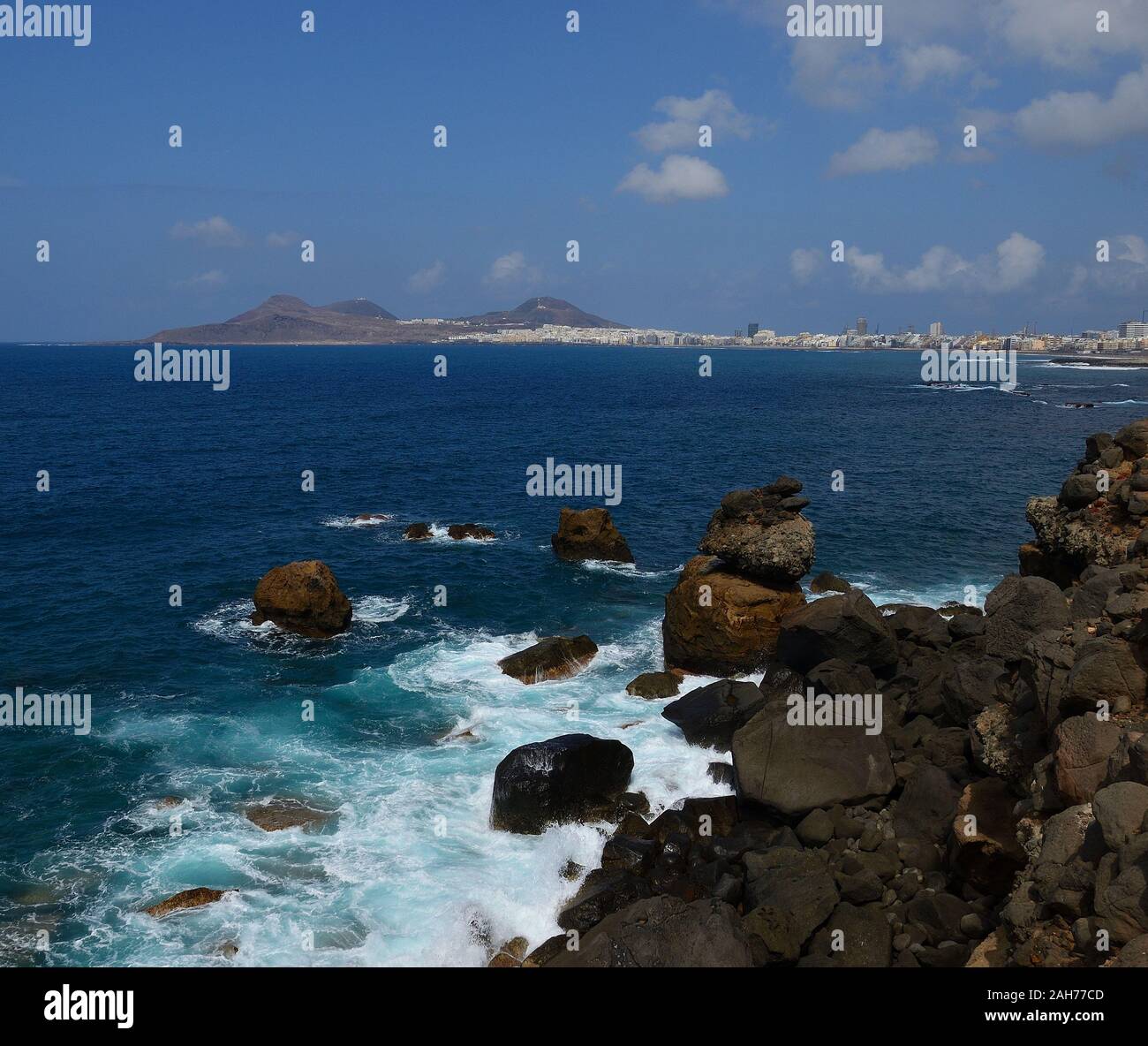 Küste von grossen Felsen und Stadt in den Hintergrund, El Rincon, Las Palmas de Gran Canaria Stockfoto