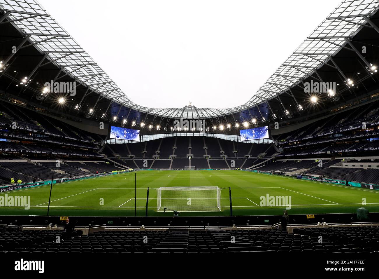 Ein Blick auf den Boden vor der Premier League Match an der Tottenham Hotspur Stadium, London. Stockfoto