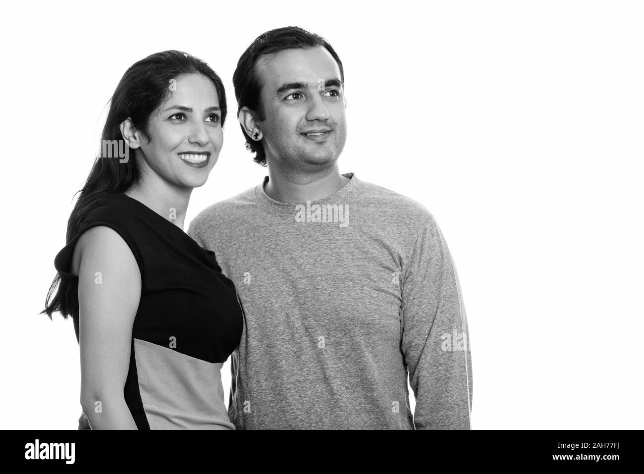 Studio shot von Happy persischen Paar lächelnd und im Abstand zusammen suchen Stockfoto