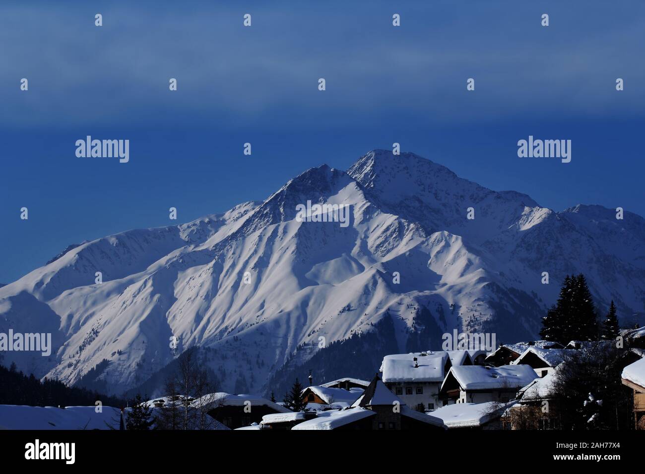 Die Berge und das Dorf im Winter Stockfoto