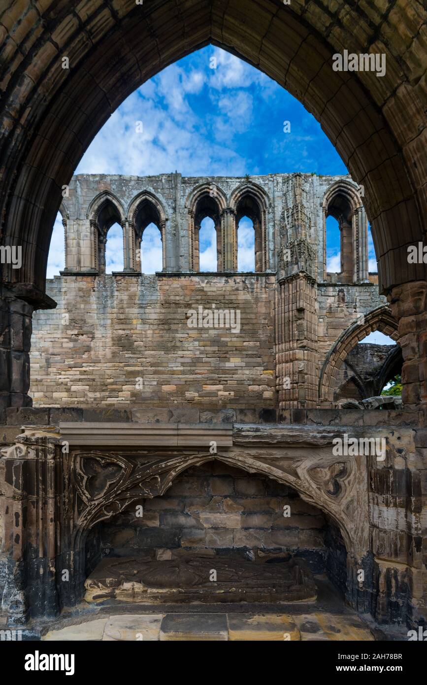 Durch einen spitzen Bogen sind die Überreste einer alten verlassenen Kathedrale zu sehen Stockfoto