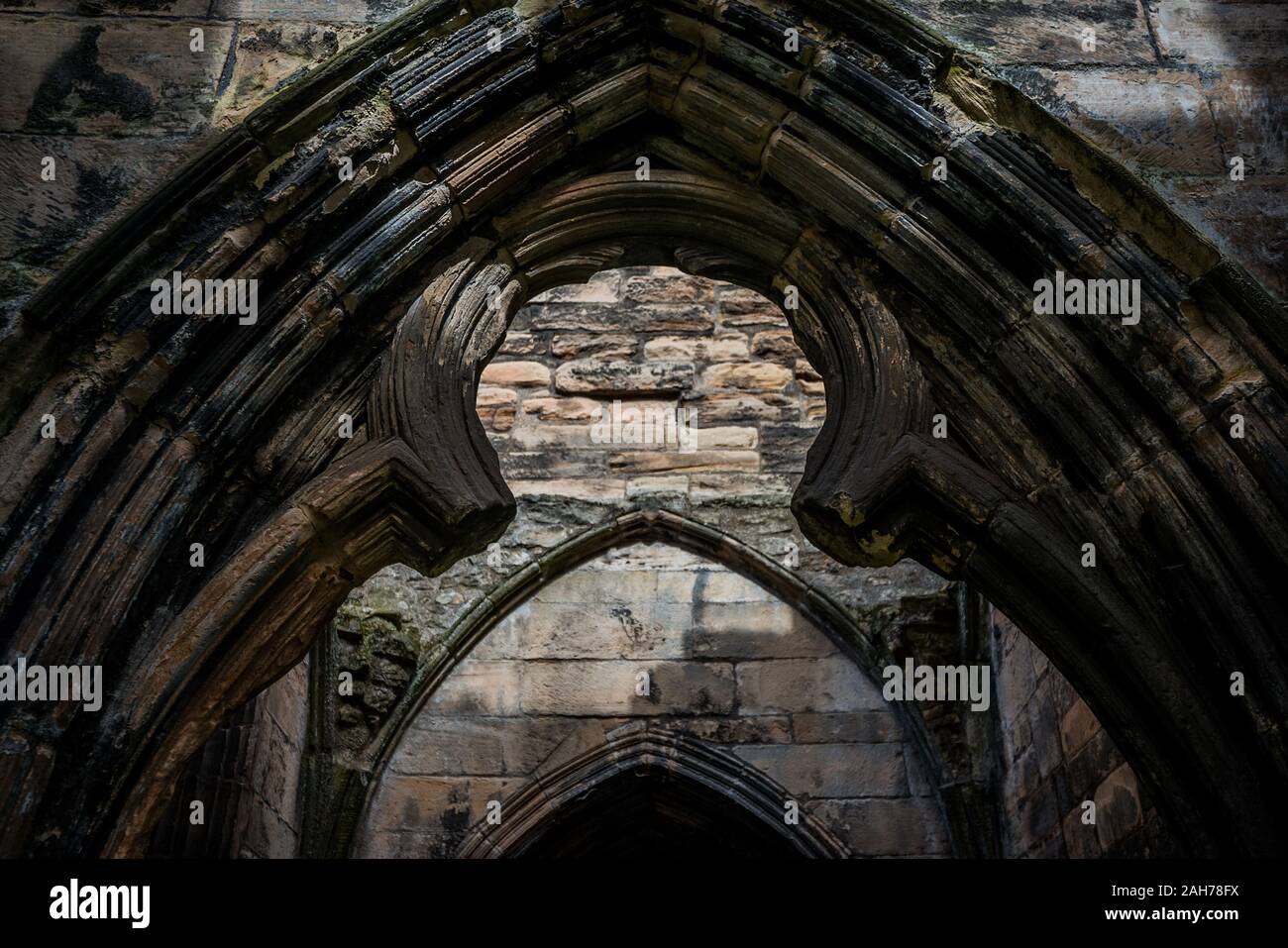 Symmetrische Nahaufnahme der Überreste einer Marmorgotik Spitz zulaufende Bögen Stockfoto