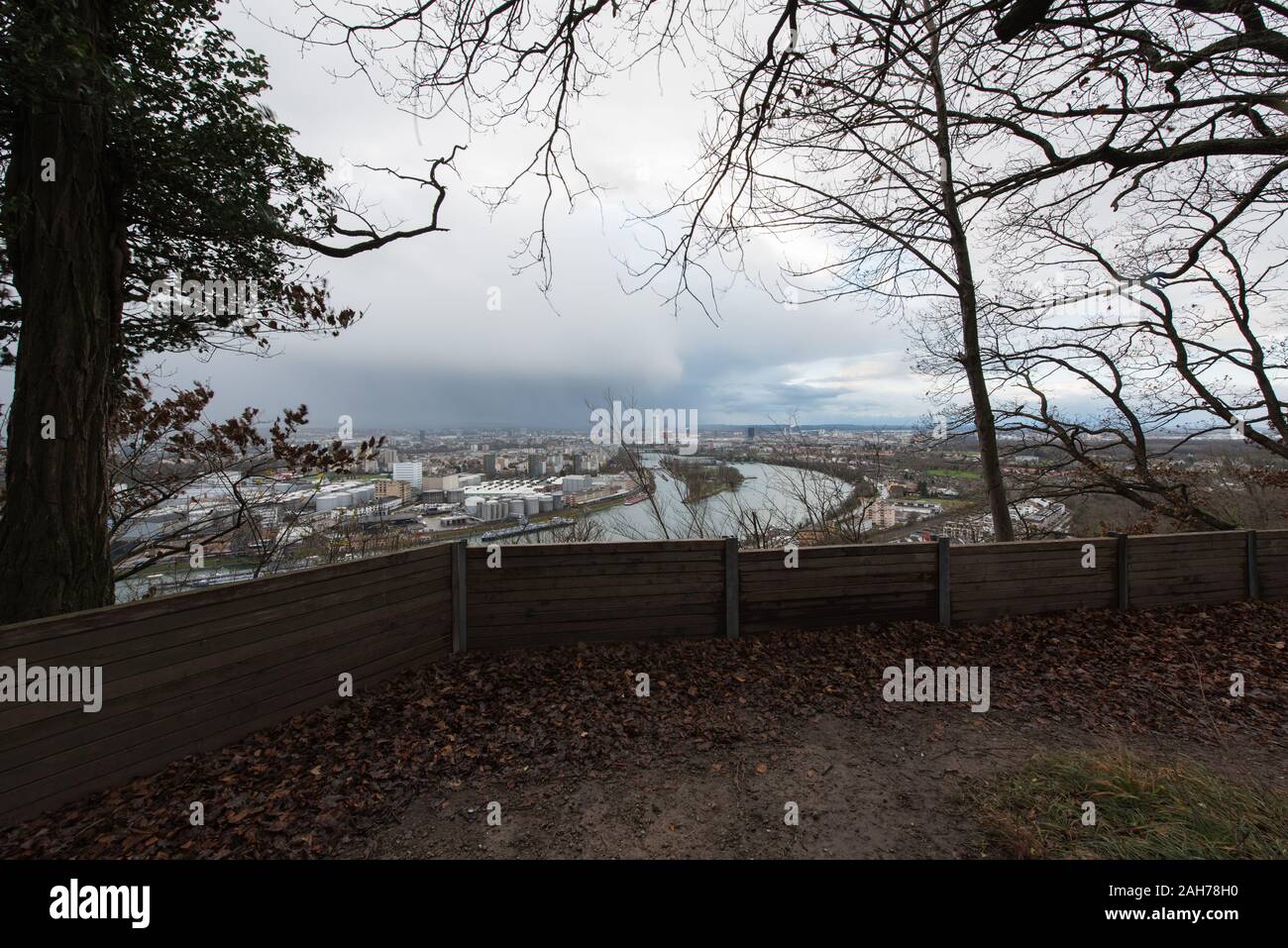 Stadtbild von Basel in der Schweiz und der Rhein die Grenze zwischen