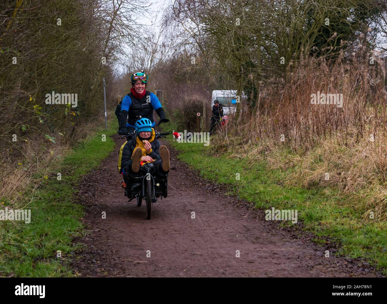 East Lothian, Schottland, Vereinigtes Königreich, 26. Dezember 2019. Entschließung Rennen 2019: Lee Craigie, aktive Nation Kommissar für Schottland, und Jenny Graham, schottische Ausdauer Radfahrer plus zwei andere weibliche Radfahrer führen die Herausforderung für nachhaltiges Reisen von weg heute Einstellung auf Cargo Bikes Zyklus non-stop paarweise auf eine 1000 km lange Strecke von Edinburgh nach Kopenhagen, hier gesehen auf der Longniddry in Haddington Bahn weg. Im Bild: Jenny Graham Radfahren mit Philippa Battye Stockfoto