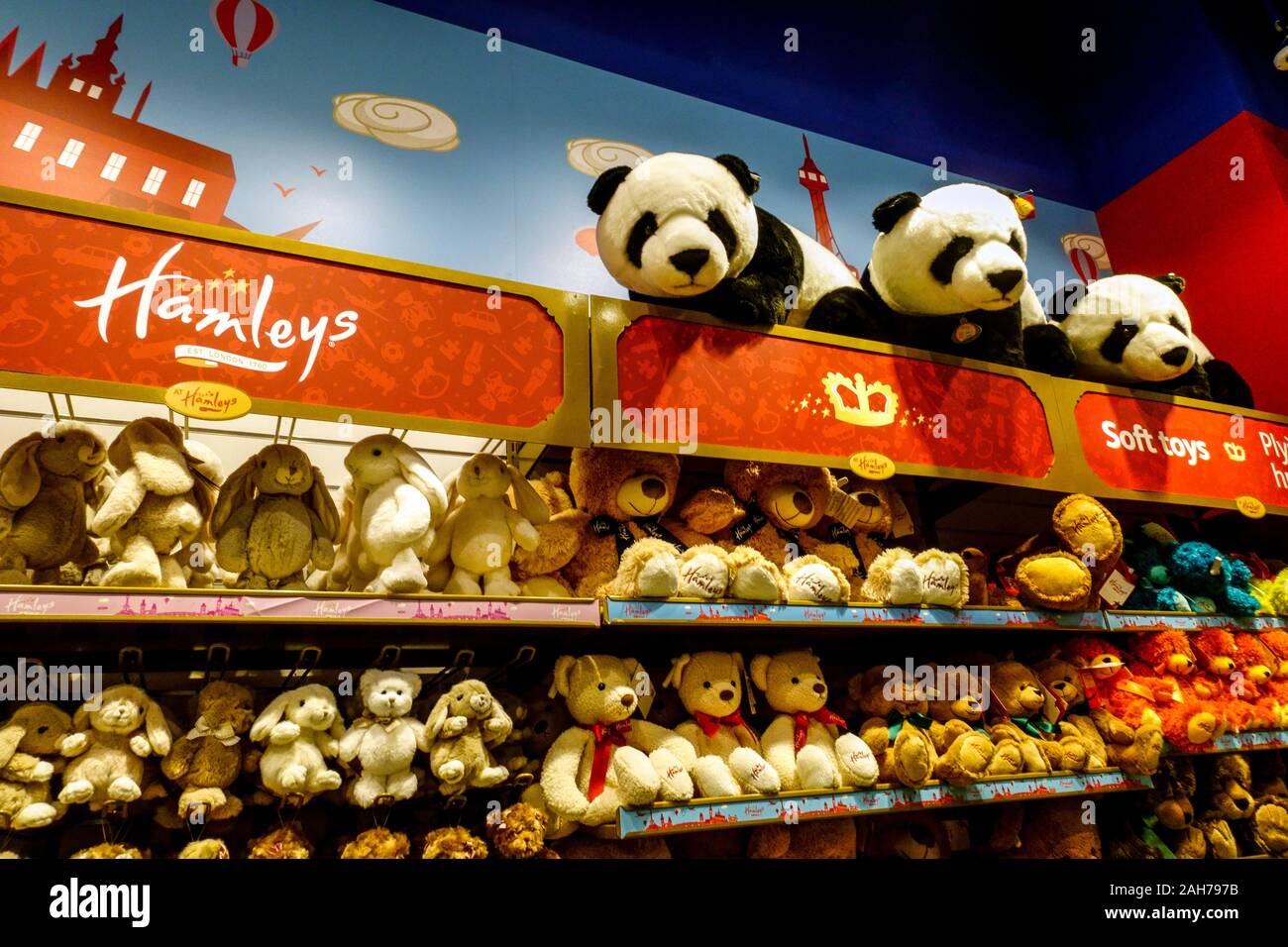 Hamleys Toy Shop, Spielzeug in Regalen, Interieur in Prag in der Tschechischen Republik Stockfoto