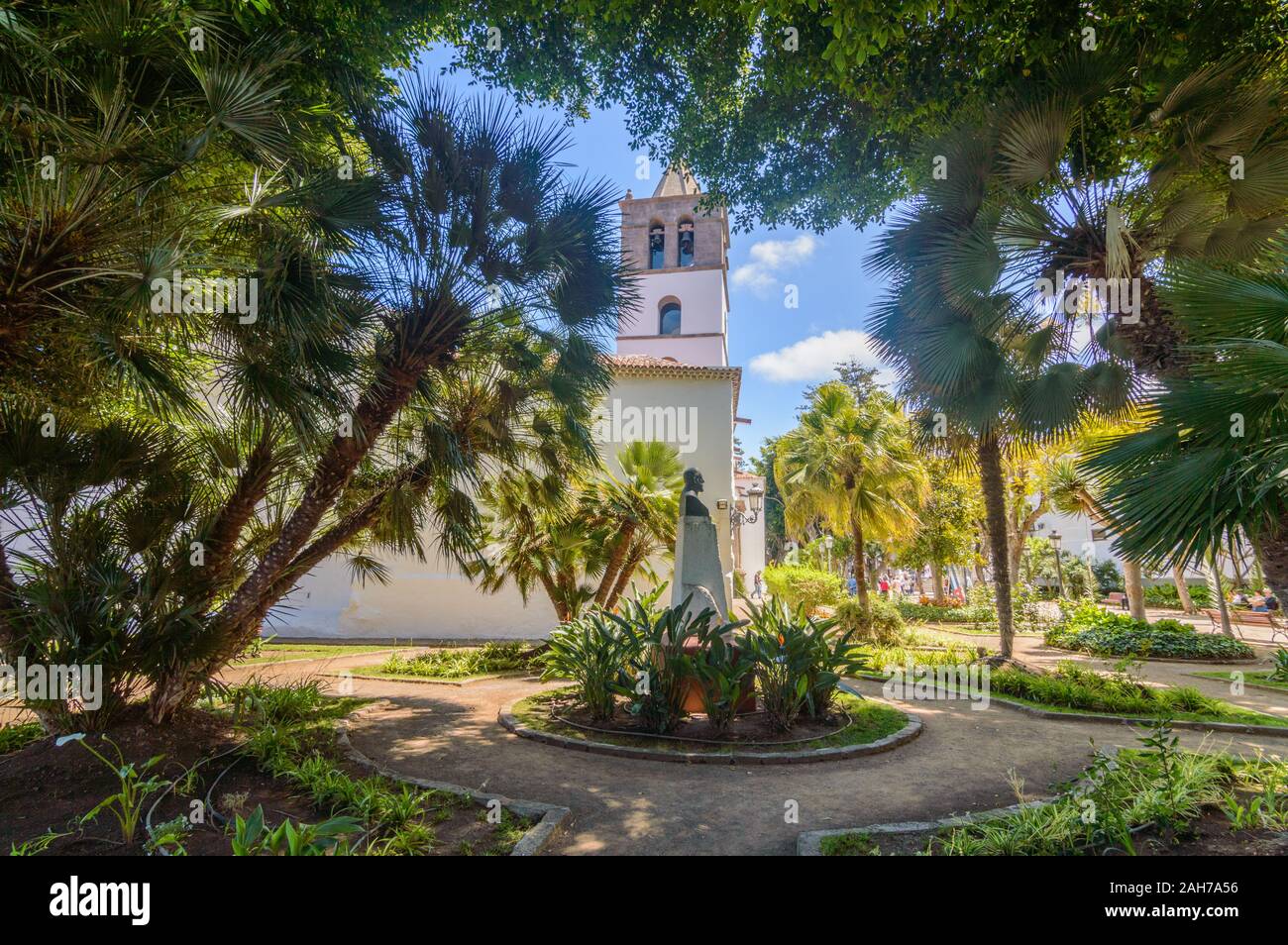 Seite der schönen Kirche von San Marcos in Icod de los Vinos. April 14, 2019. Icod De Los Vinos, Santa Cruz de Tenerife Spanien Afrika. Tr Stockfoto