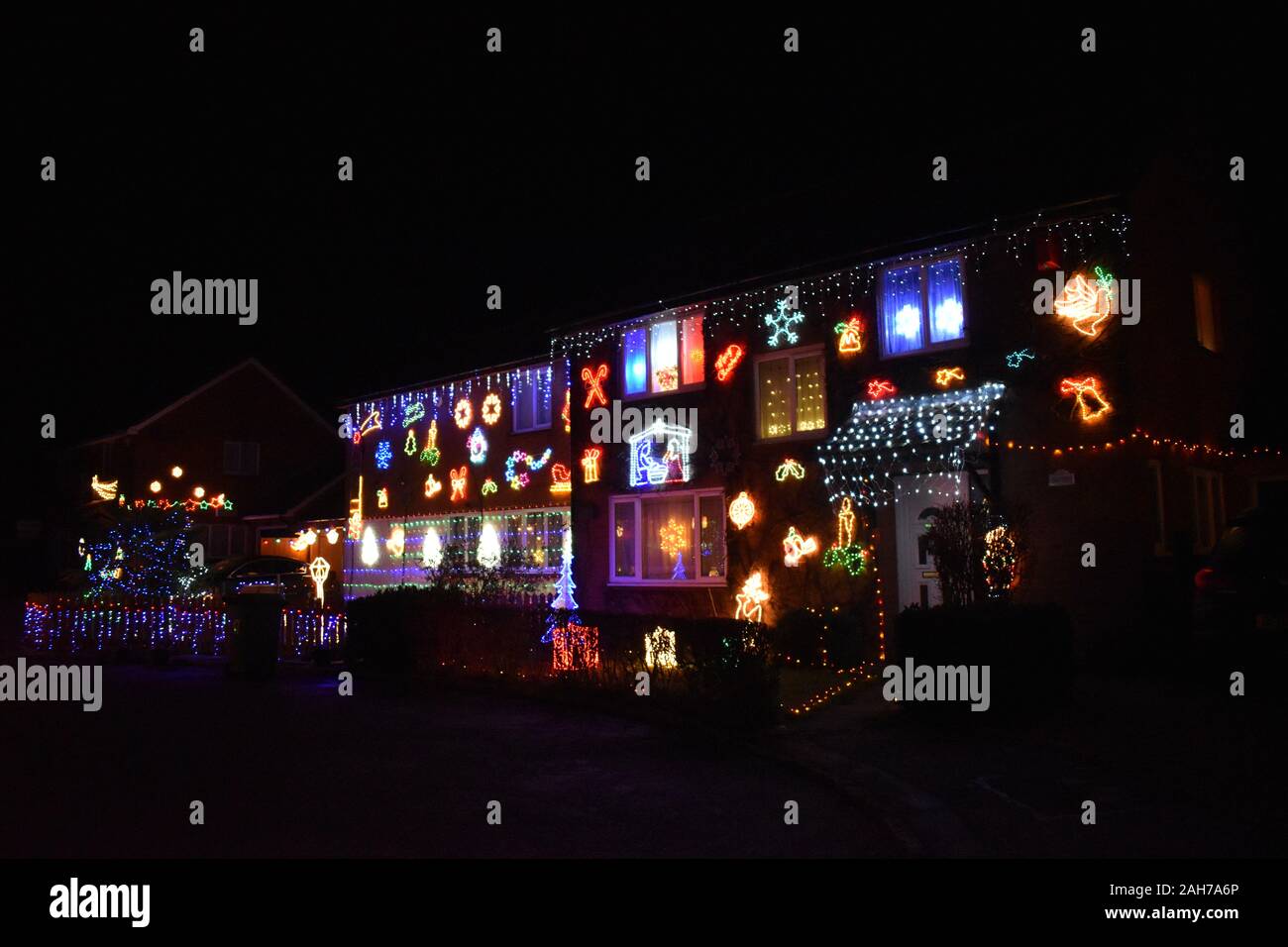 Weihnachten Straße in Milton Keynes - ein Cul-de-sac von Häusern, die alle für Weihnachten dekoriert Geld für Willen Hospiz zu erhöhen. Stockfoto