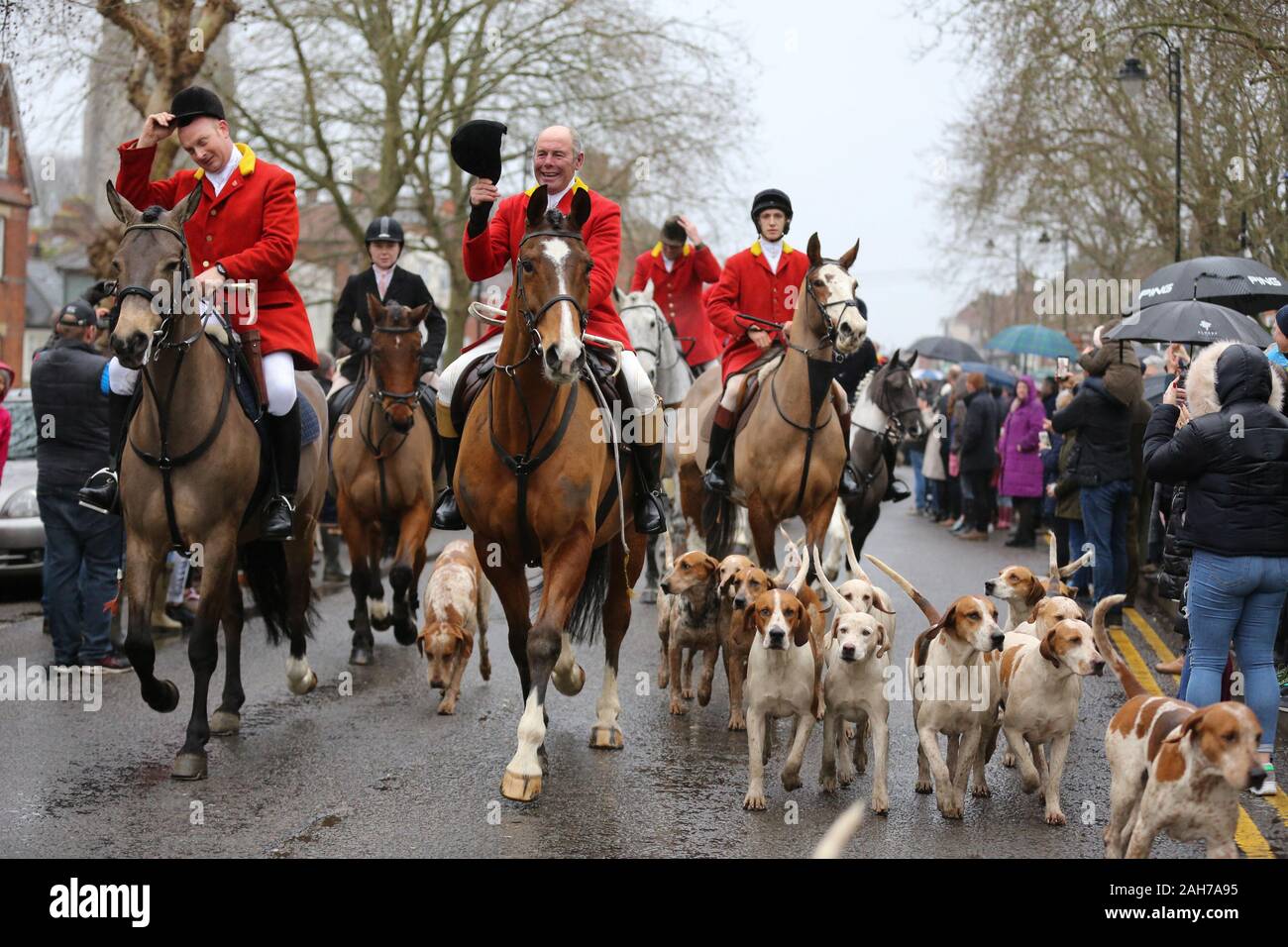 Tenterden, UK. 26. Dez 2019. Massen an der High Street in Tenterden im Weald von Kent die Pferde und Hunde der Ashford Tal Tickham Sammelanschluss aus auf ihrer jährlichen Boxing Day Jagd auf zu beobachten. Credit: Richard Knick/Alamy leben Nachrichten Stockfoto