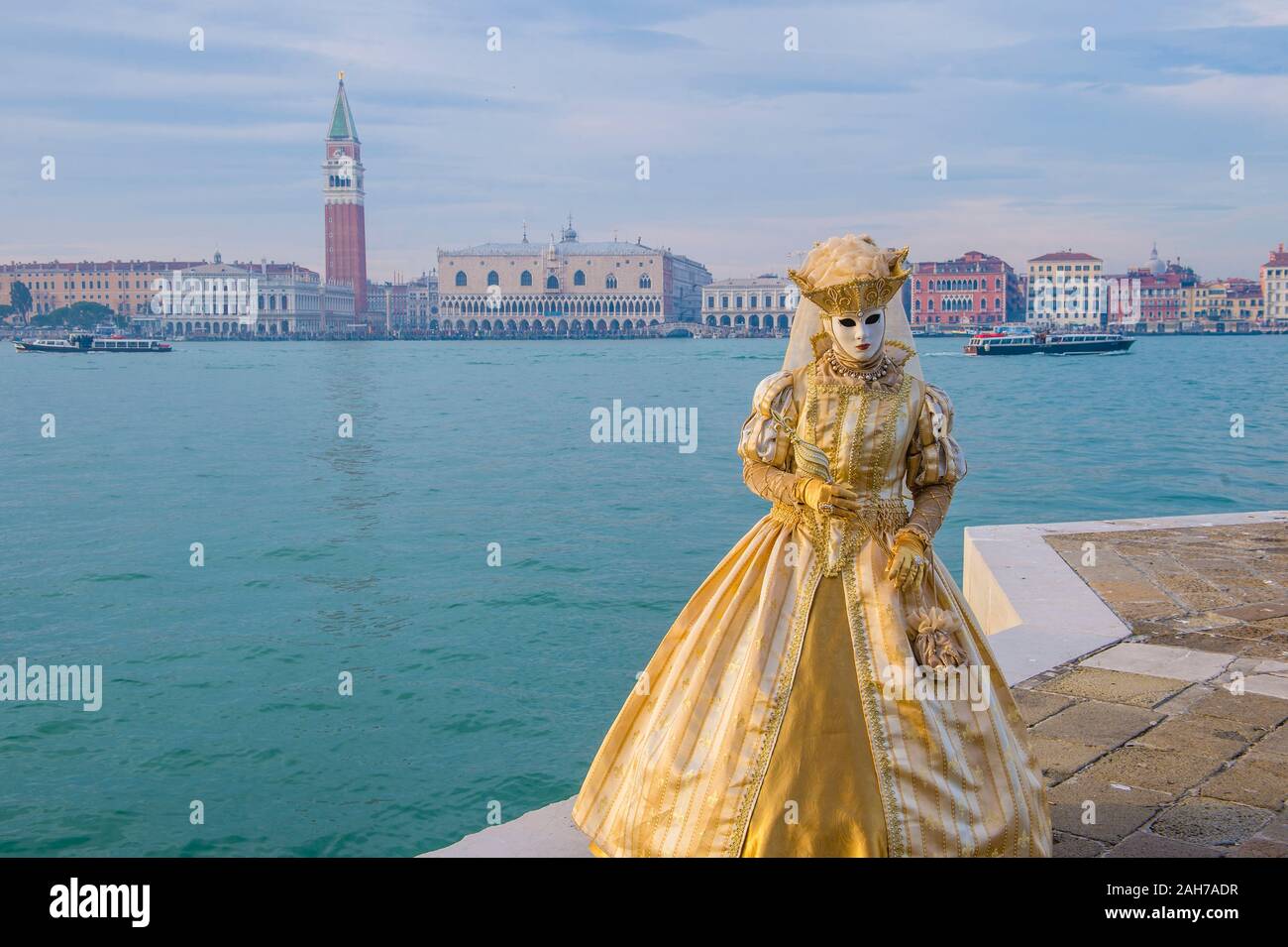 Venedig, Italien - Feb 26: Teilnehmer der Venedig Karneval in Venedig, Italien am 26. Februar 2019. Der Karneval von Venedig ist in der ganzen Welt berühmt für seine elabor Stockfoto