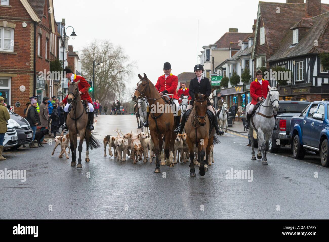 Tenterden, Kent,. 26 Dez, 2019. Die jährlichen Boxing Day treffen der Ashford Tal Tickham Jagd findet im Zentrum von Tenterden in Kent. Hunde und Pferde versammeln sich in der 'Vine Inn Pub bei 11, bevor Sie die High Street zu einem verpackten Publikum bin. Das Wetter ist nass und regnerisch Regen. © Paul Lawrenson 2019, Foto: Paul Lawrenson/Alamy leben Nachrichten Stockfoto