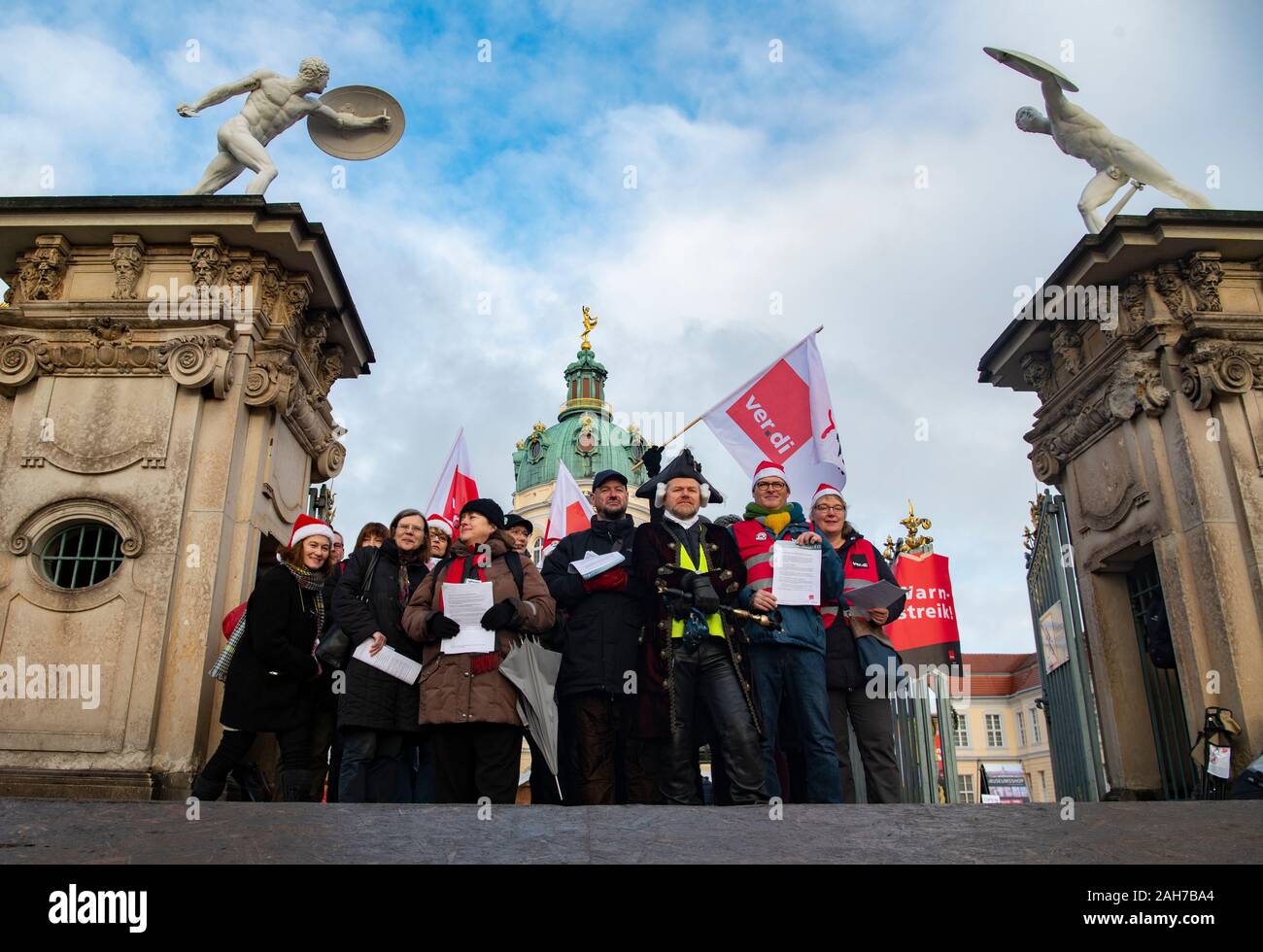 Berlin, Deutschland. 26 Dez, 2019. Mitarbeiter der Schlösser in Berlin und Potsdam stehen vor dem Schloss Charlottenburg, demonstrieren für ein Unternehmen zur Anwendung des Tarifvertrags Tarifvertrag für den öffentlichen Dienst. Credit: Paul Zinken/dpa/Alamy leben Nachrichten Stockfoto