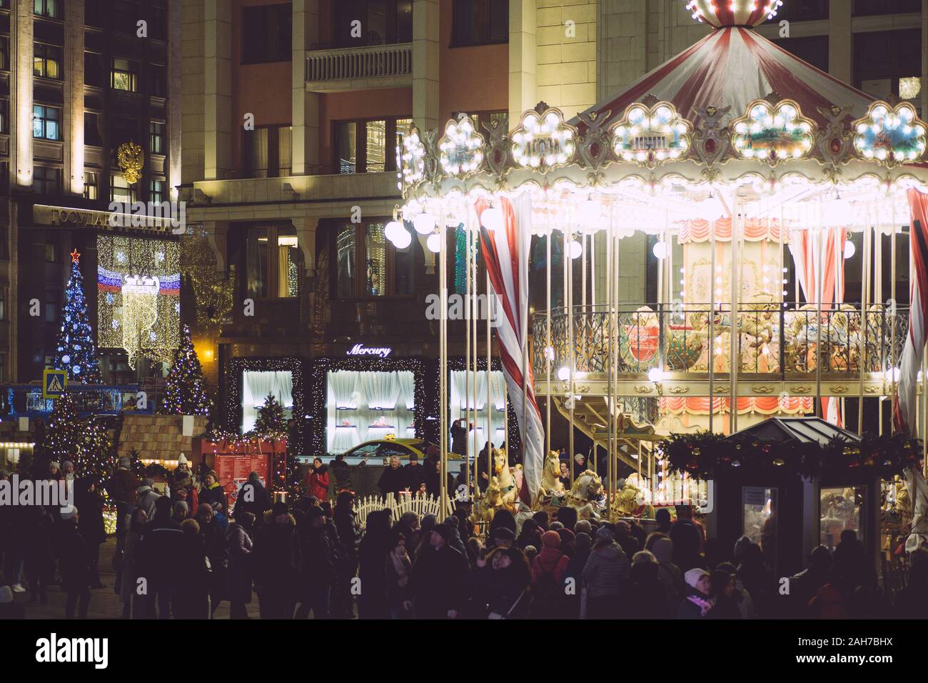 Das neue Jahr Moskau. Neues Jahr in Moskau. Festliche Karussell für Kinder in der Innenstadt. Stockfoto