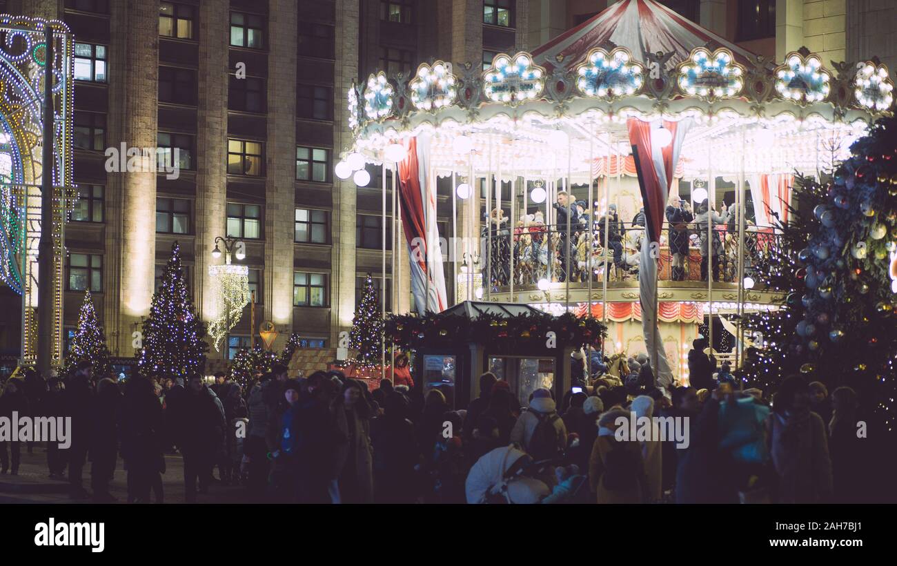 Das neue Jahr Moskau. Neues Jahr in Moskau. Festliche Karussell für Kinder in der Innenstadt. Stockfoto
