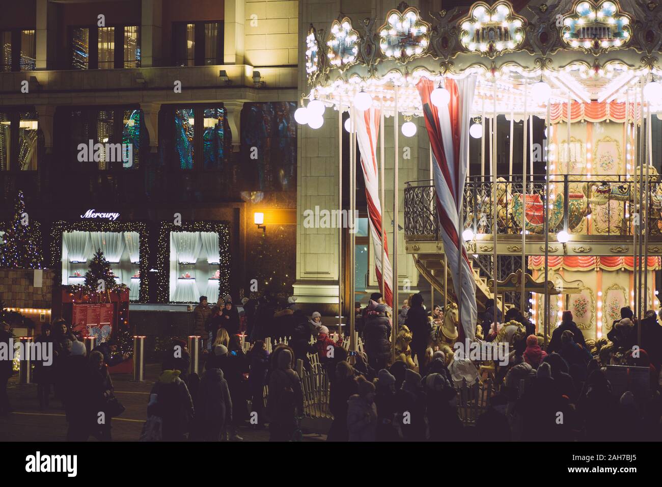 Das neue Jahr Moskau. Neues Jahr in Moskau. Festliche Karussell für Kinder in der Innenstadt. Stockfoto