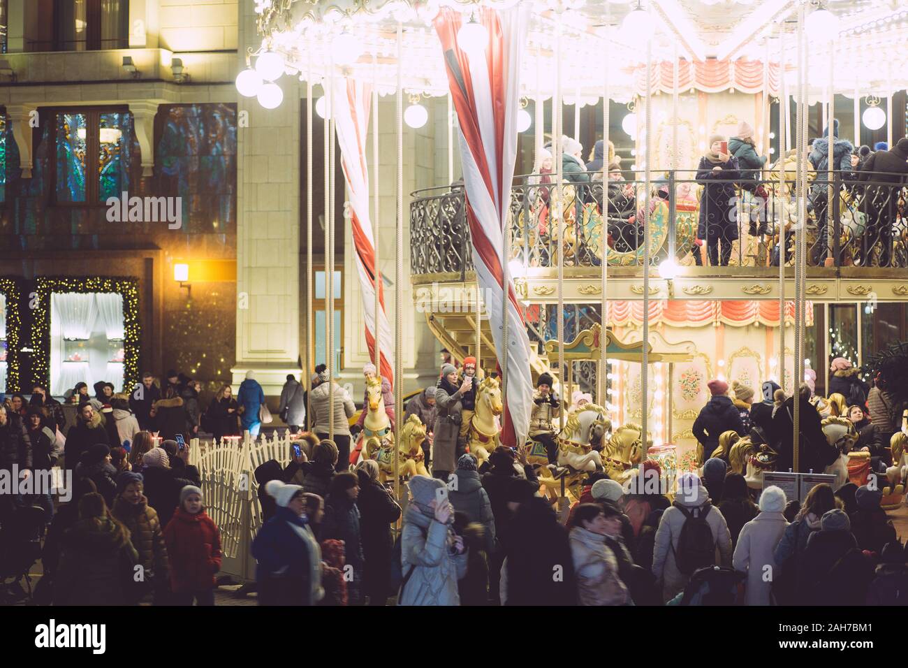 Das neue Jahr Moskau. Neues Jahr in Moskau. Festliche Karussell für Kinder in der Innenstadt. Stockfoto